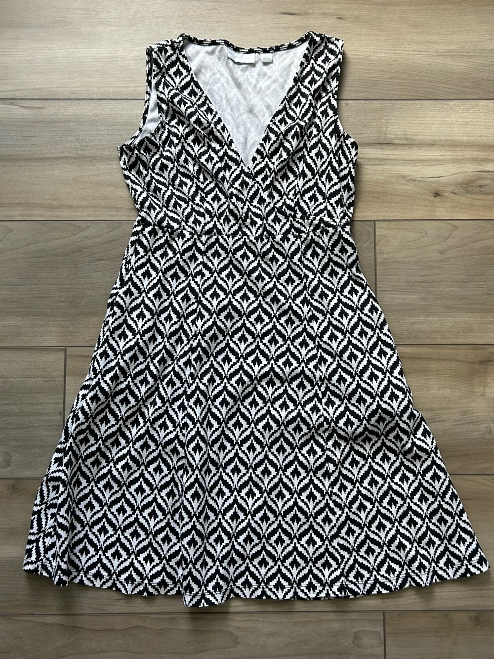 New York & Company Black and White Geometric Knee Length Dress Size S